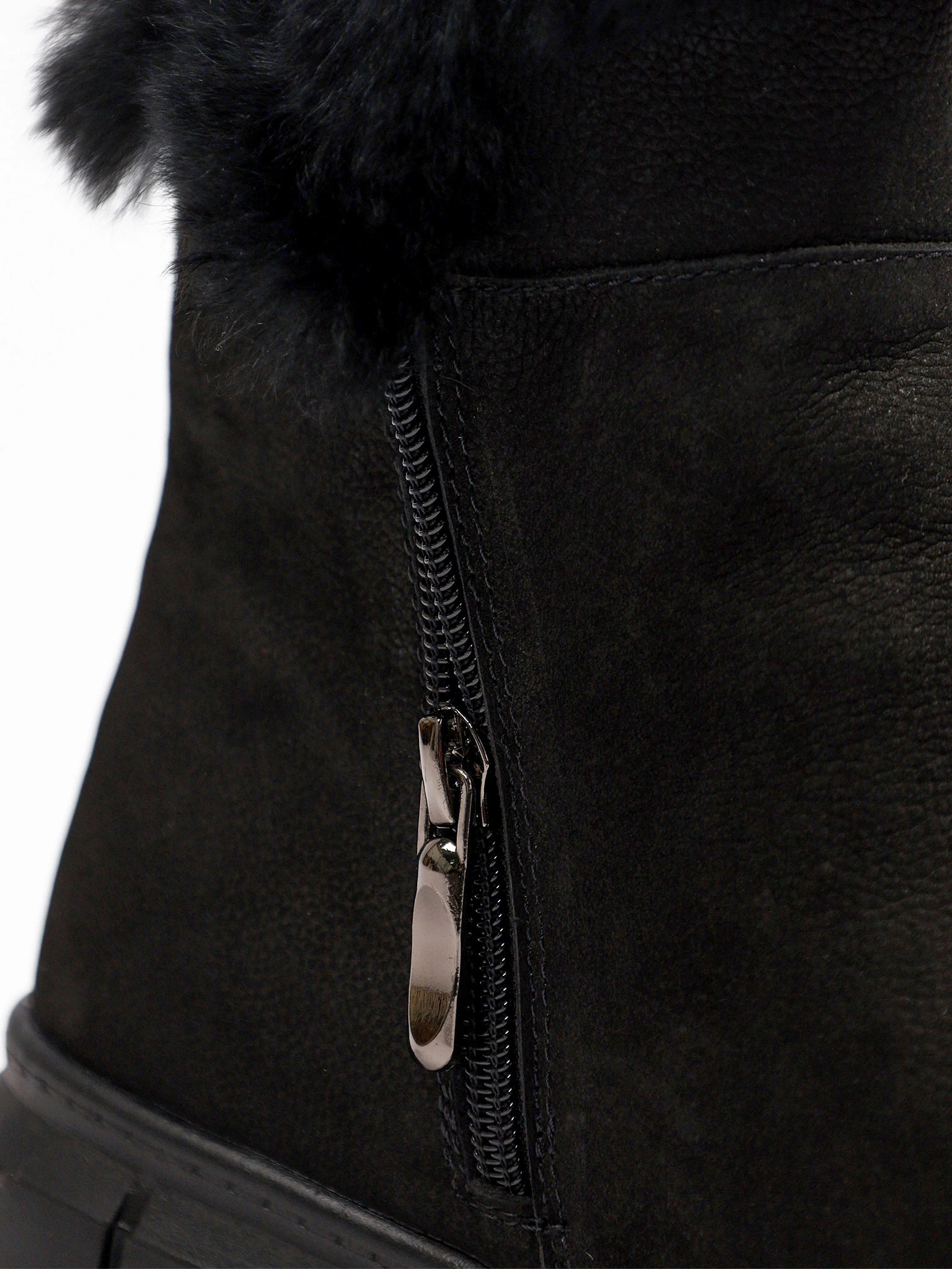 Ботинки черного цвета с оторочкой мехом на средней платформе